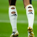 ¿Por Qué Algunos Jugadores de Fútbol Usan Calcetines Rotos?