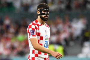 ¿Por qué algunos jugadores de fútbol usan mascarilla?